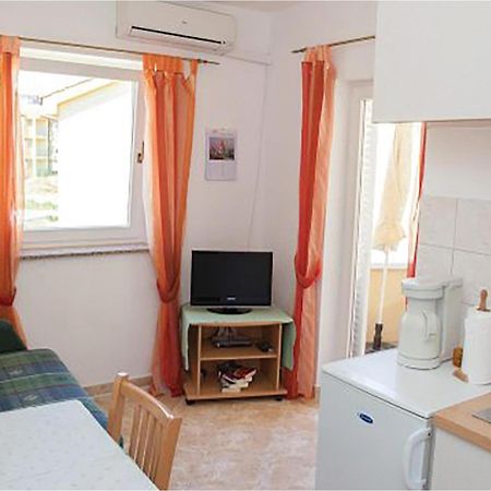 1 Bedroom Beautiful Apartment In Malinska Bagian luar foto