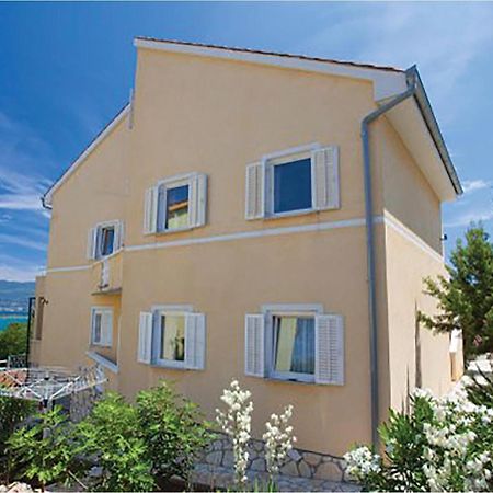 1 Bedroom Beautiful Apartment In Malinska Bagian luar foto