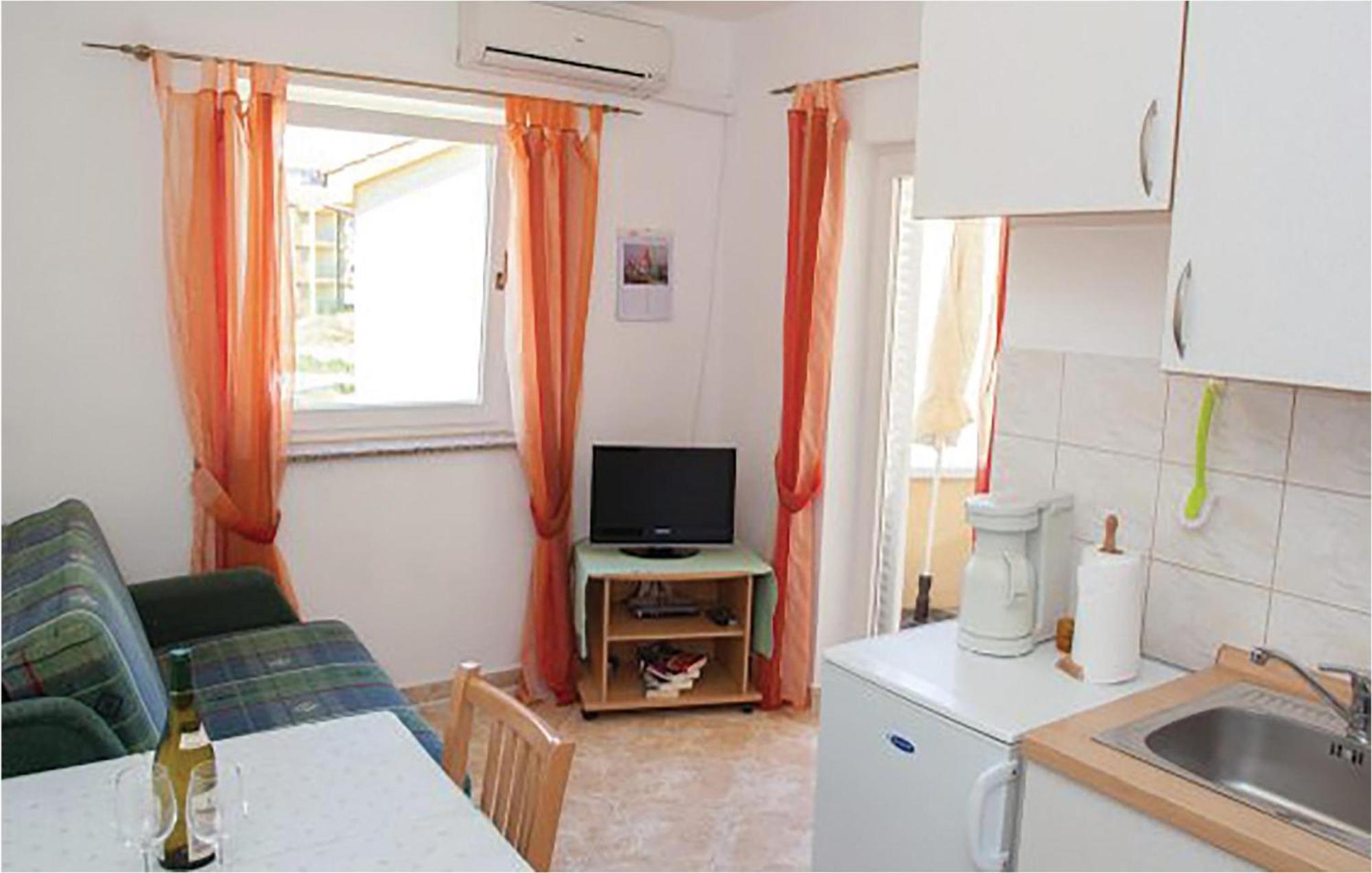 1 Bedroom Beautiful Apartment In Malinska Bagian luar foto