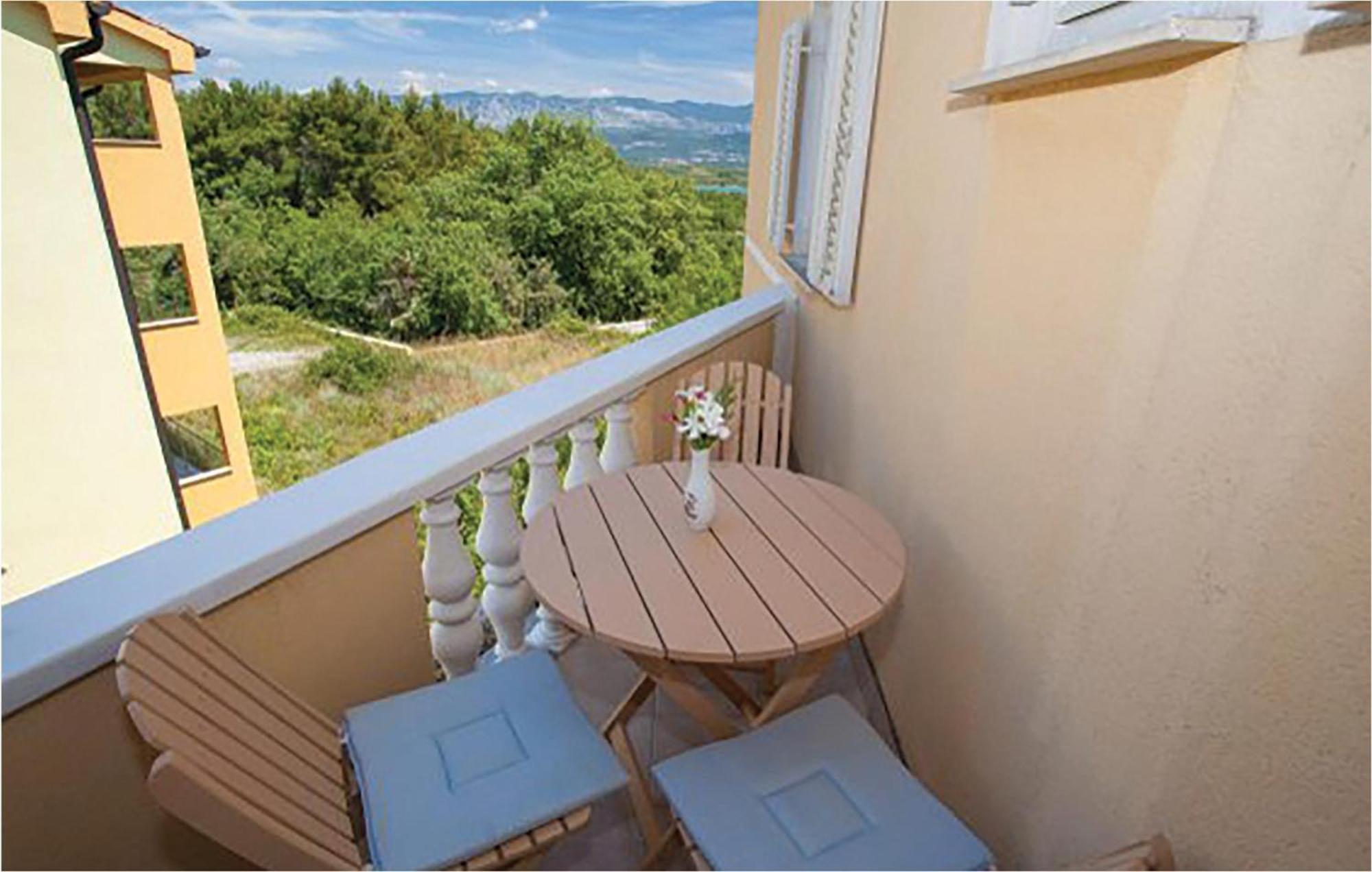 1 Bedroom Beautiful Apartment In Malinska Bagian luar foto