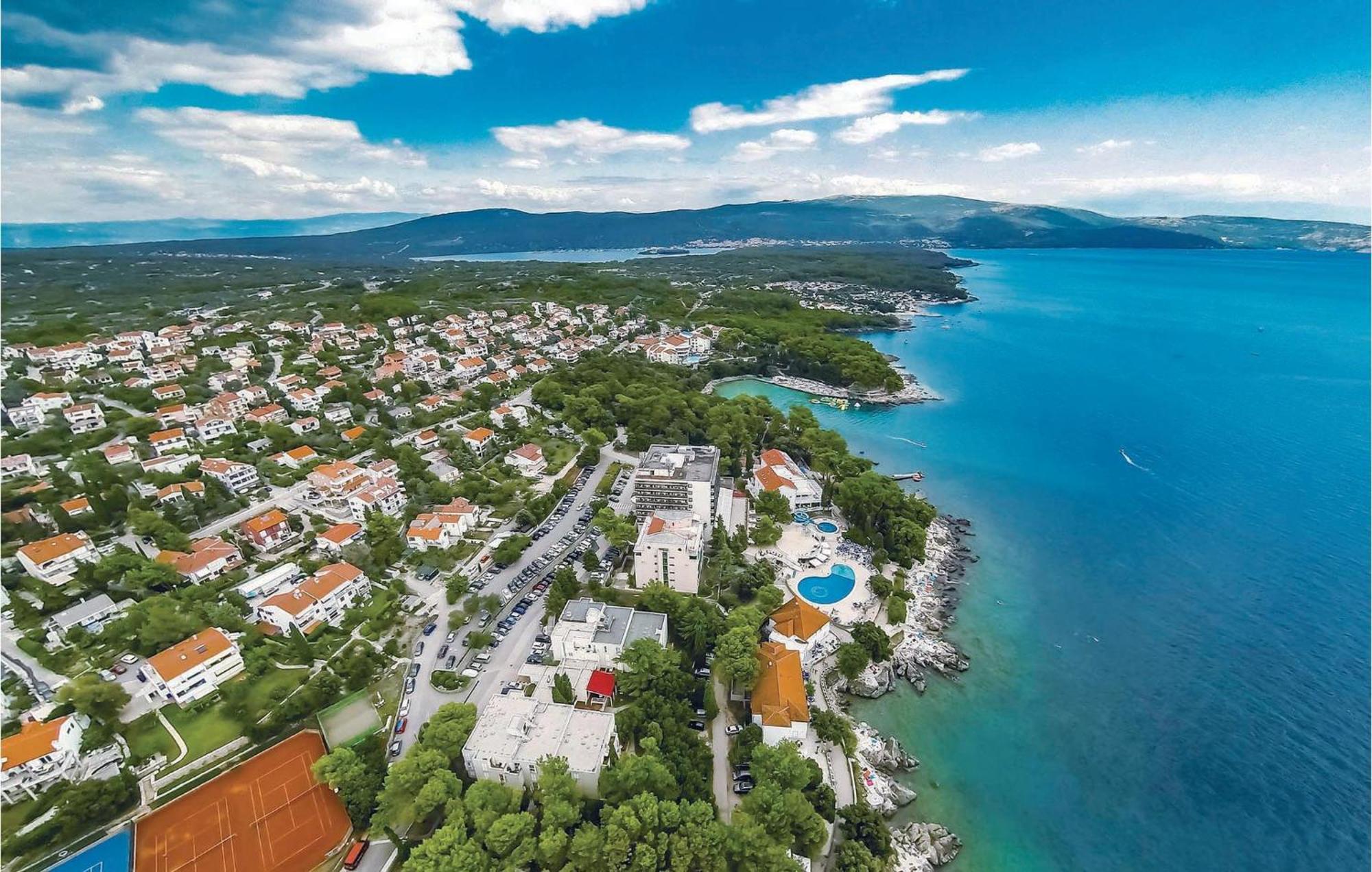 1 Bedroom Beautiful Apartment In Malinska Bagian luar foto