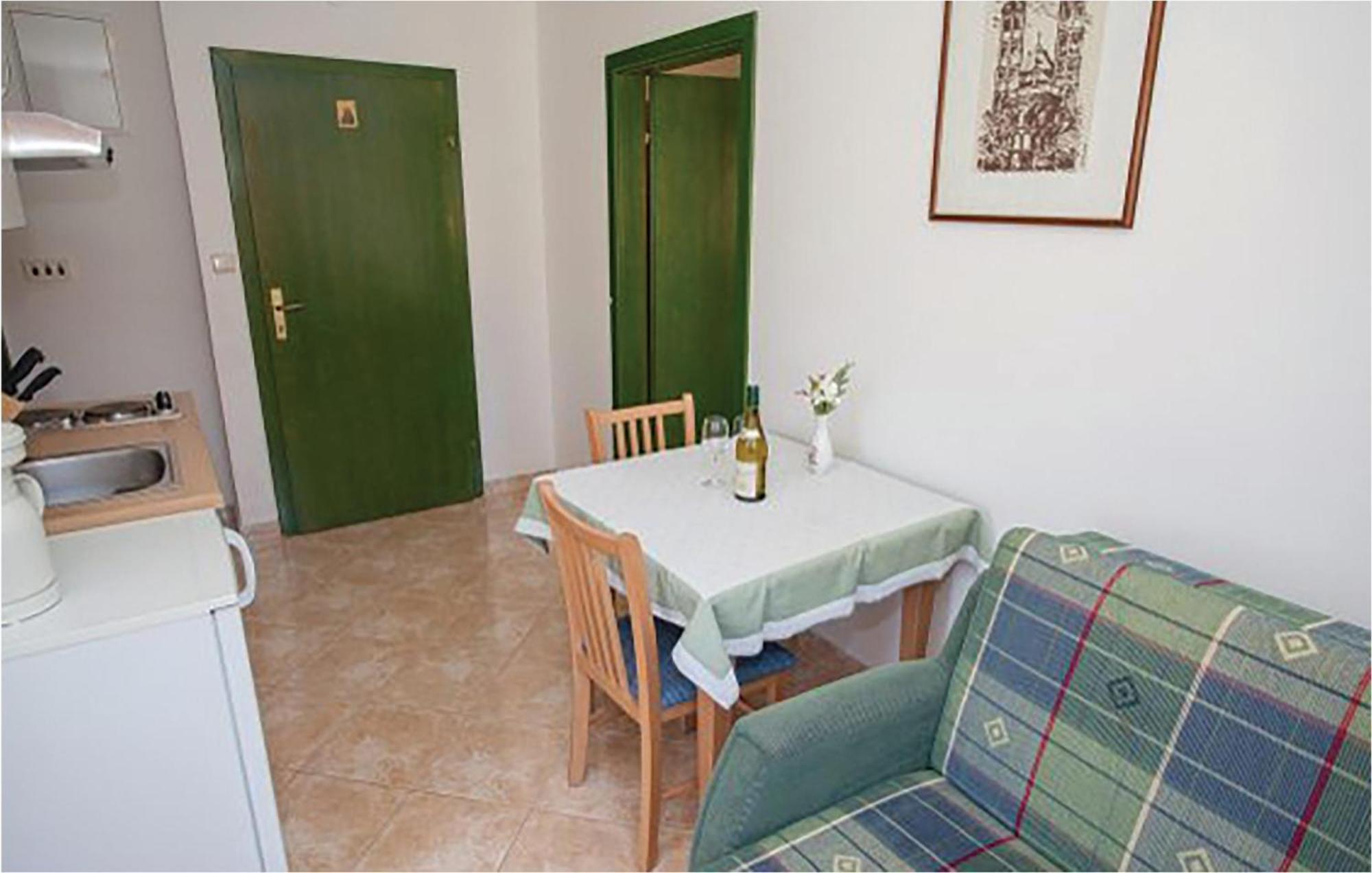 1 Bedroom Beautiful Apartment In Malinska Bagian luar foto