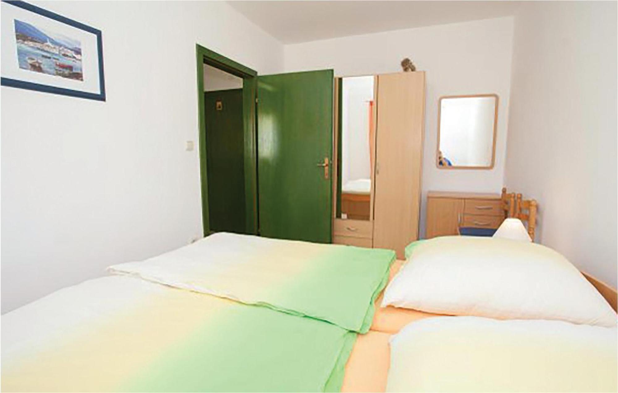 1 Bedroom Beautiful Apartment In Malinska Bagian luar foto
