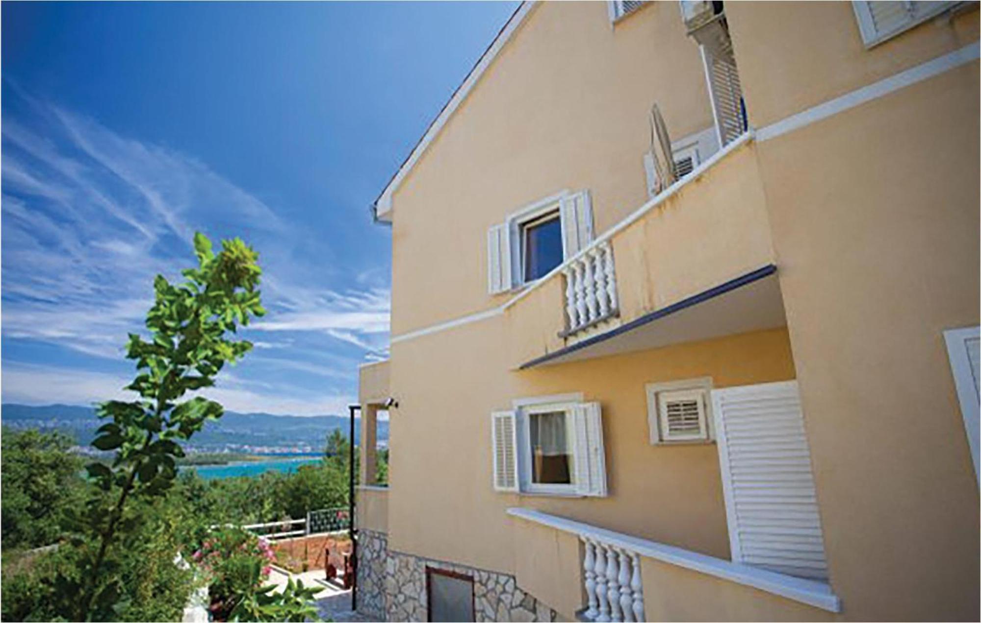 1 Bedroom Beautiful Apartment In Malinska Bagian luar foto