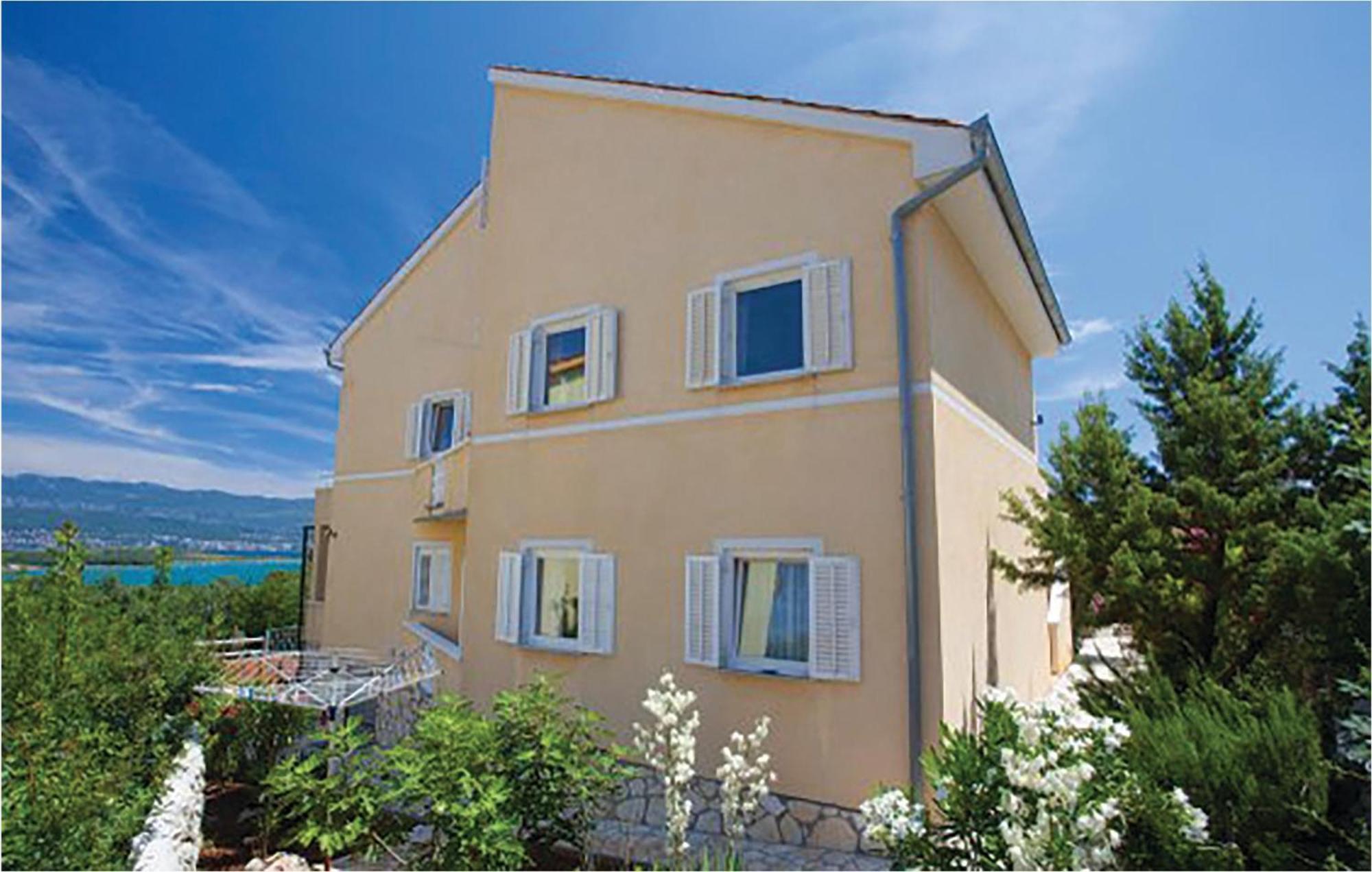 1 Bedroom Beautiful Apartment In Malinska Bagian luar foto