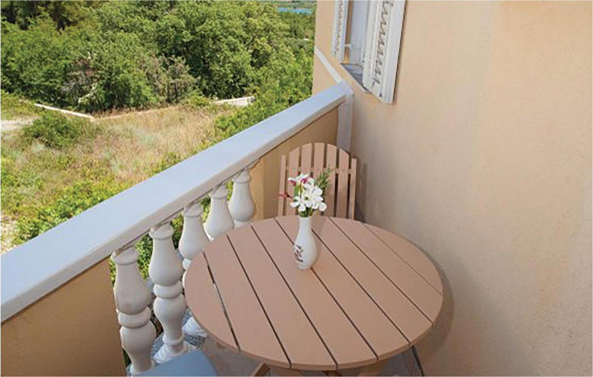 1 Bedroom Beautiful Apartment In Malinska Bagian luar foto