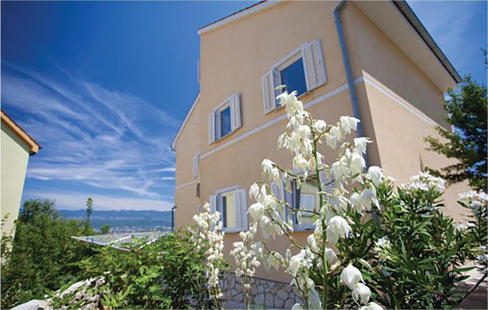 1 Bedroom Beautiful Apartment In Malinska Bagian luar foto