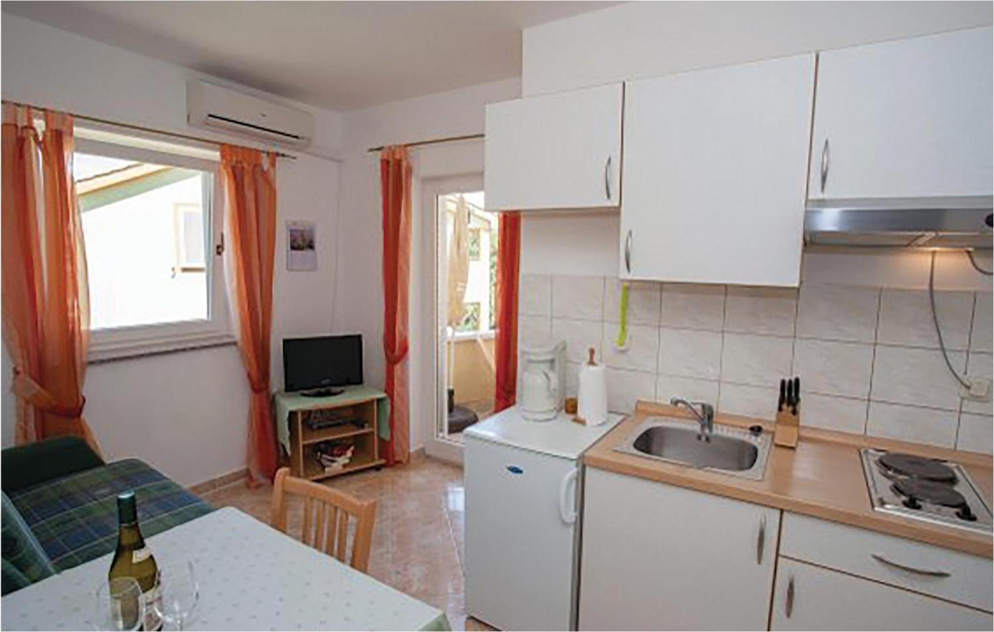 1 Bedroom Beautiful Apartment In Malinska Bagian luar foto